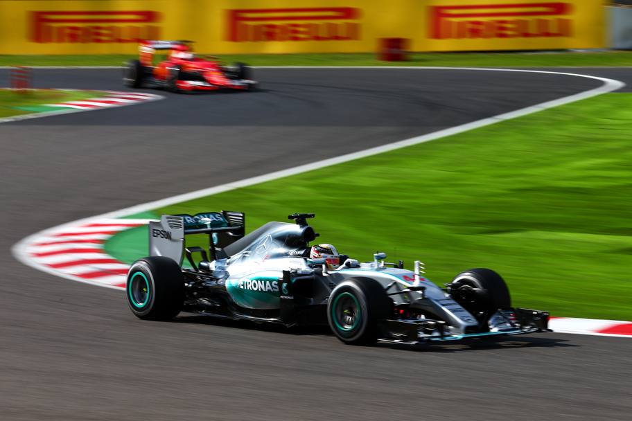 Hamilton si prende la testa inseguito dalla Ferrari di Vettel. Reuters